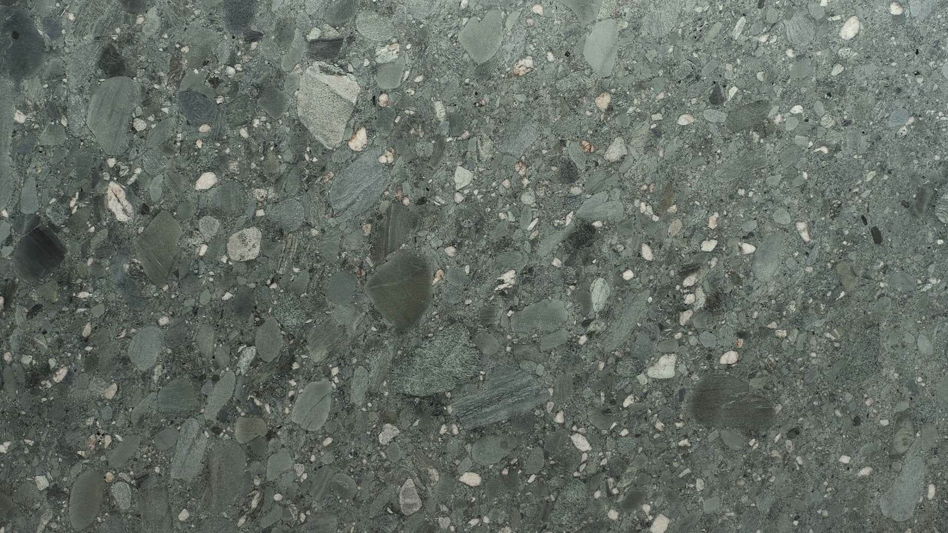 Naturstein Küchenarbeitsplatte in kühlem Grünblau bestehend aus vielen einzelnen verschieden großen Steinen auch in weiss in gesamt mattem, petrolfarbendem Gesamteindruck in der Farbe Gletscherbach.