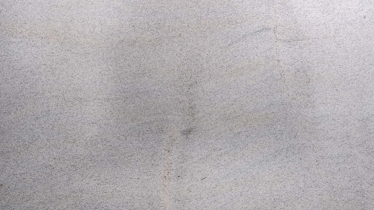 Naturstein Küchenarbeitsplatte in der Grundfarbe weiß mit dezenten schwarzen und bräunlichen Sprenklern im matten leather look in der Farbe Imperial White.