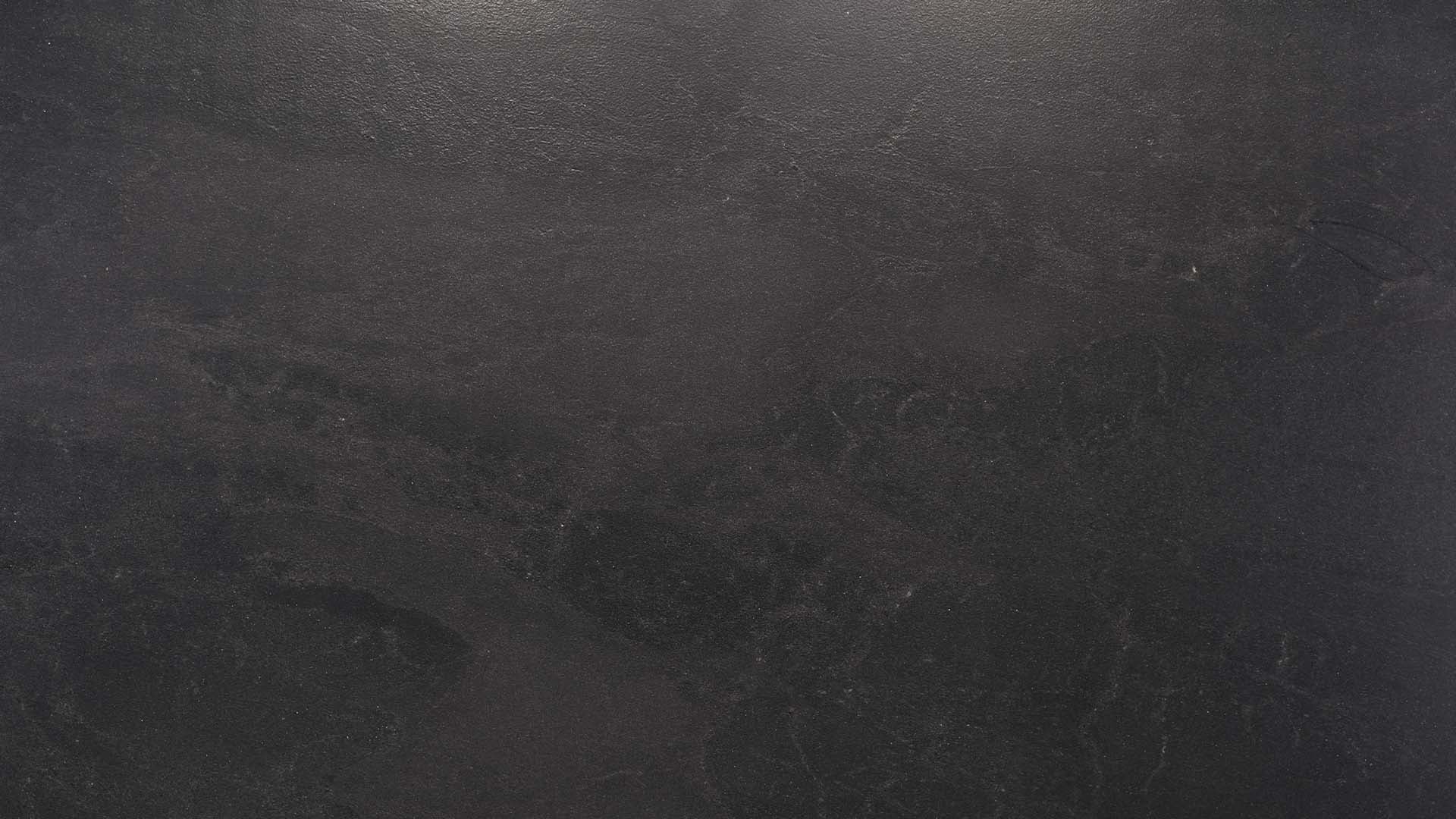 Naturstein Küchenarbeitsplatte mit reinschwarzer, feiner Oberfläche in matter leather look Optik.