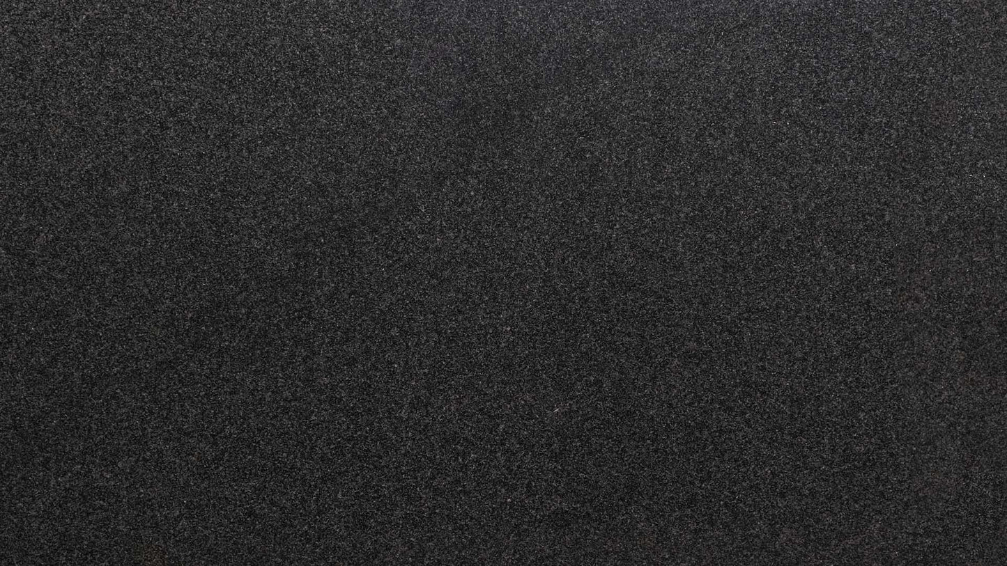 Naturstein Küchenarbeitsplatte mit schwarzer Grundfarbe in poliert oder matt mit feinen weißen Sprenklern wie ein Sternenhimmel in dunkler Nacht in der Farbe Nero Africa Impala.