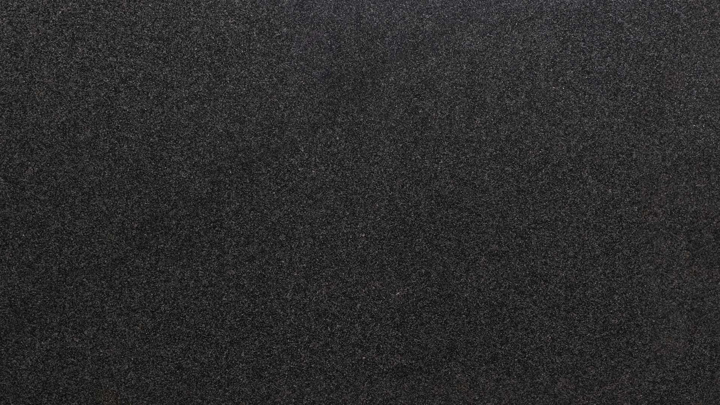 Naturstein Küchenarbeitsplatte mit schwarzer Grundfarbe in poliert oder matt mit feinen weißen Sprenklern wie ein Sternenhimmel in dunkler Nacht in der Farbe Nero Africa Impala.