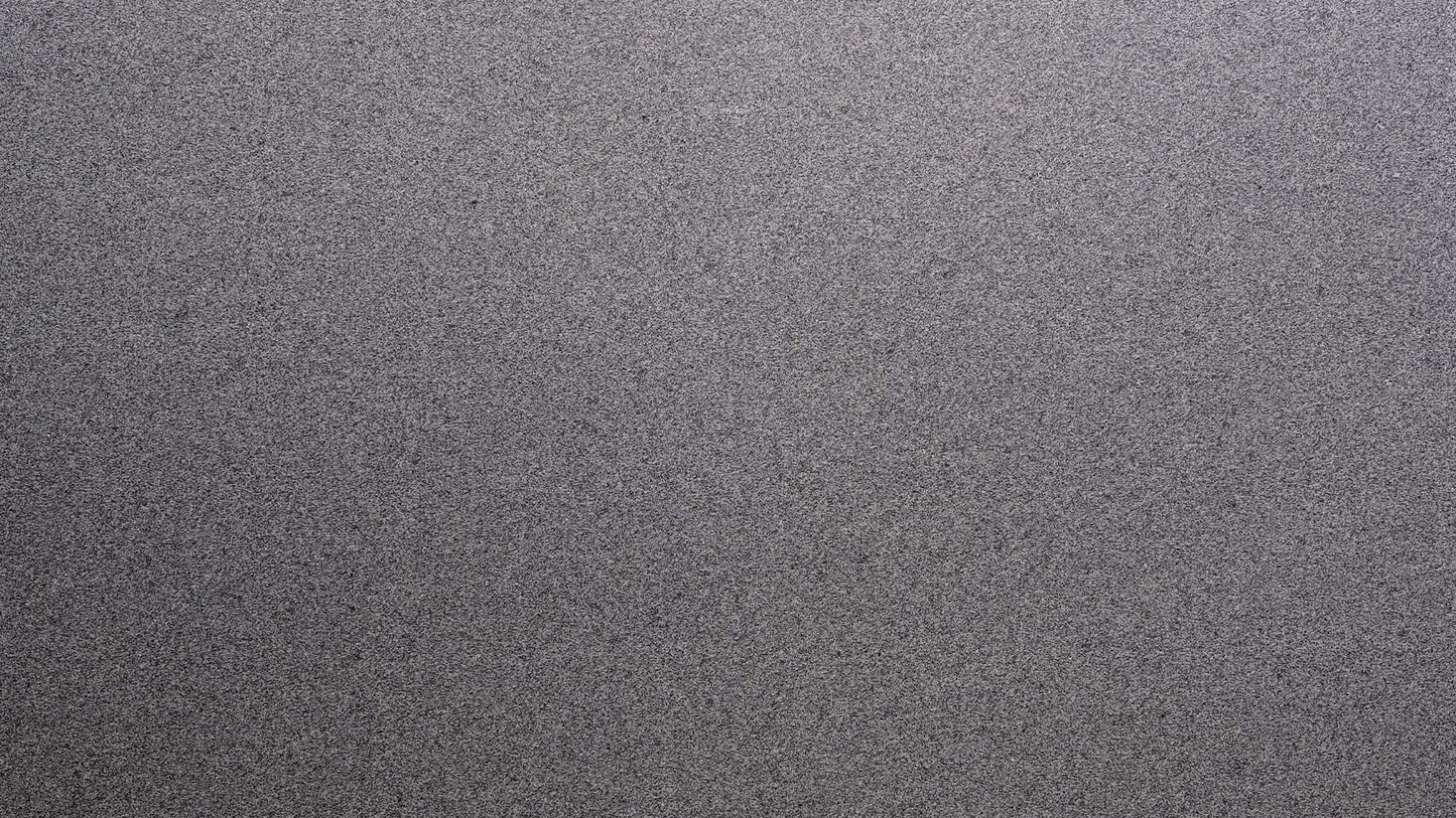 Naturstein Küchenarbeitsplatte mit weiß-hellgrauer Grundfarbe im matten leather look mit allgemein feiner Struktur und feinen, schwarz-grauen Sprenklern in der Farbe Plöckinger.