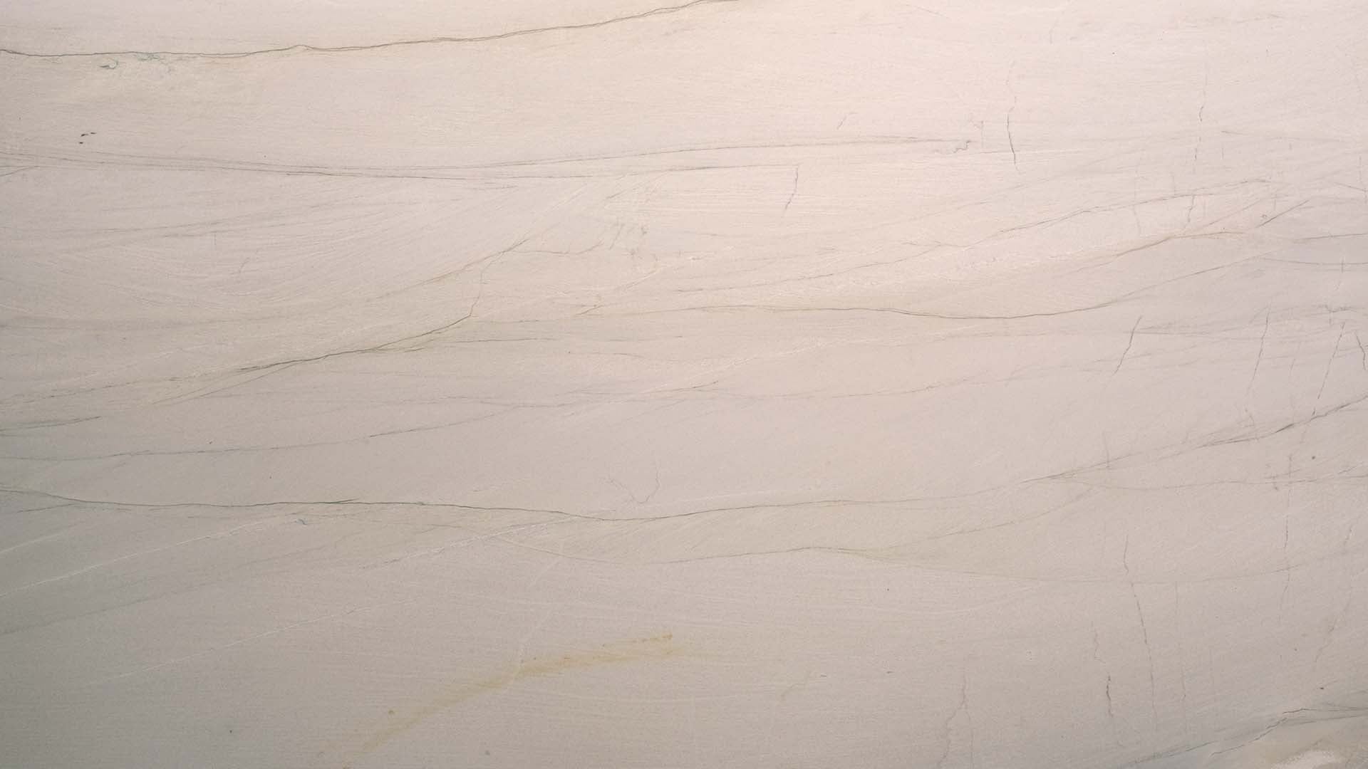 Naturstein Küchenarbeitsplatte in beige-sandton mit feinen, schwarzen Schleieren ergeben eine Sanddünen-Optik.