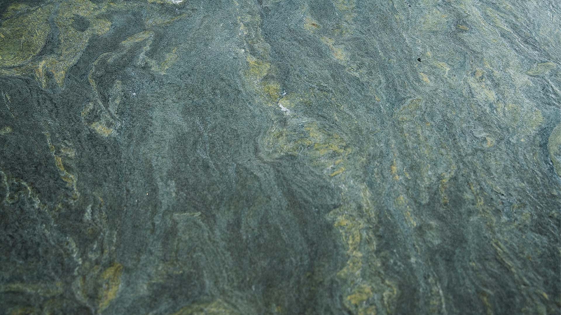 Alprengrün Arbeitsplatte in dunkelgrün mit gelb-weißlicher Maserung im matten leather look.